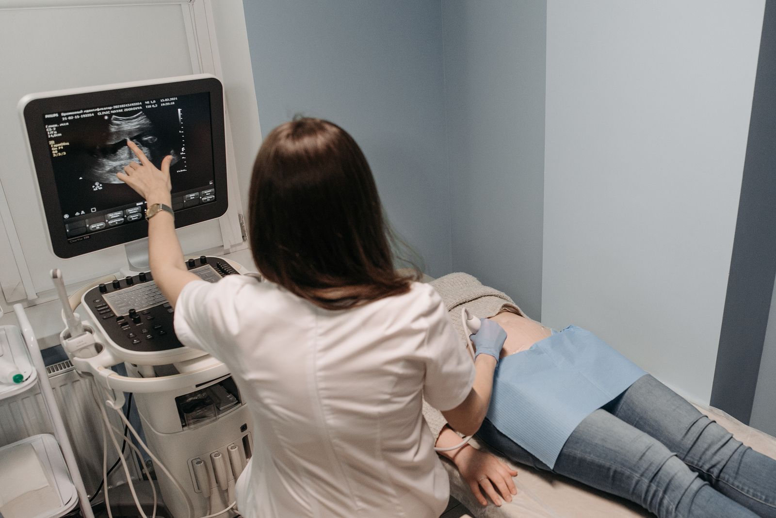 Médecin montrant l'écran d'échographie